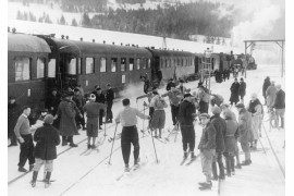 Podróżni pociągu narciarskiego w czasie postoju w Siankach, Bieszczady, 1932 rok