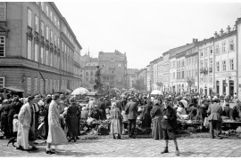 Targowisko na Rynku we Lwowie. Widoczna fontanna Adonisa, za nią na wprost kamienica Zippera, 1936. Fot. Henryk Poddębski – NAC.