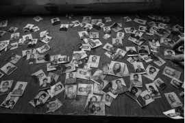 fot. Moises Saman, The New Yorker, Pultizer Prize in Feature Photography 2025<br></br><br></br>Odwiedzający oddział Palestyna znaleźli zdjęcia więźniów, prawdopodobnie zrobione podczas procedur przyjęcia lub przesłuchań. Dla wielu zatrzymanych, uchwycone na nich wyrazy twarzy mogą być jedynym pozostałym śladem ich istnienia.