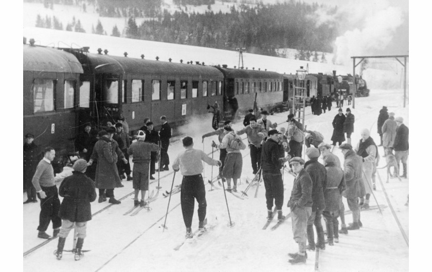Podróżni pociągu narciarskiego w czasie postoju w Siankach, Bieszczady, 1932 rok