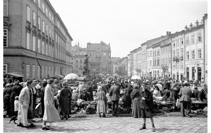 Targowisko na Rynku we Lwowie. Widoczna fontanna Adonisa, za nią na wprost kamienica Zippera, 1936. Fot. Henryk Poddębski – NAC.