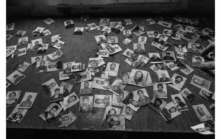 fot. Moises Saman, The New Yorker, Pultizer Prize in Feature Photography 2025Odwiedzający oddział Palestyna znaleźli zdjęcia więźniów, prawdopodobnie zrobione podczas procedur przyjęcia lub przesłuchań. Dla wielu zatrzymanych, uchwycone na nich wyrazy twarzy mogą być jedynym pozostałym śladem ich istnienia.