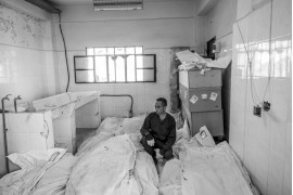 fot. Moises Saman, The New Yorker, Pultizer Prize in Feature Photography 2025<br></br><br></br>Dziesiątki ciał wydobytych z masowego grobu na obrzeżach miasta Daraa są przechowywane w kostnicy w mieście Izra.