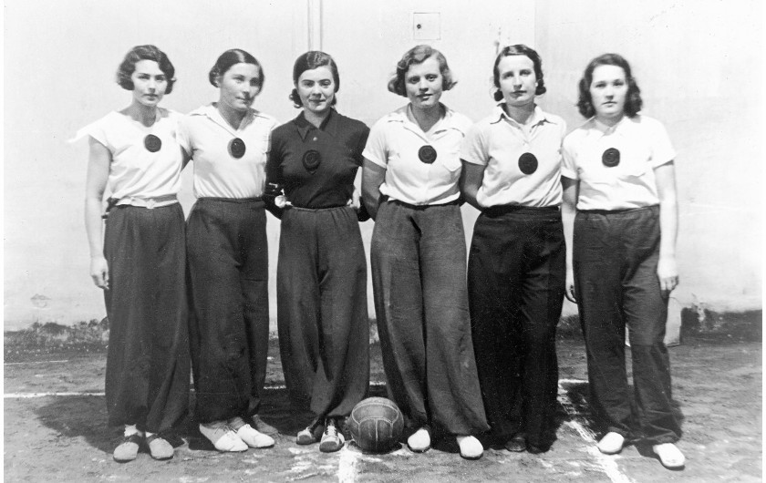 Drużyna siatkarek LKS Czarni Lwów, 1935 – NAC.