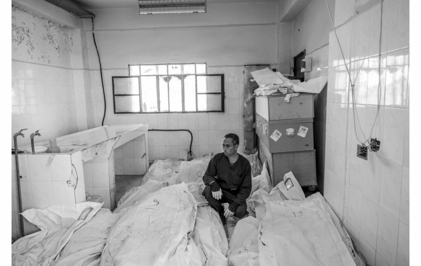 fot. Moises Saman, The New Yorker, Pultizer Prize in Feature Photography 2025Dziesiątki ciał wydobytych z masowego grobu na obrzeżach miasta Daraa są przechowywane w kostnicy w mieście Izra.