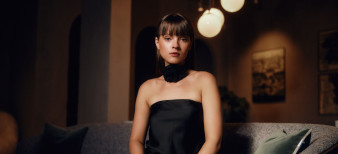 Klimatyczna sesja portretowa w luksusowym showroomie. Świecimy lampami LED
