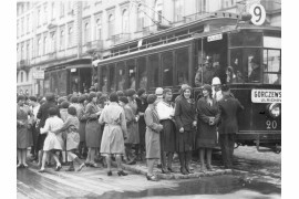 Początek roku szkolnego. Uczennice na przystanku tramwajowym, 1931 rok