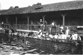 Kąpiel w publicznych stawach przy ul. Pełczyńskiej we Lwowie, 1930-1939 – NAC.