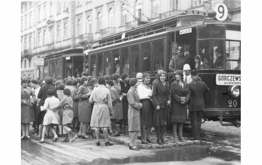 Początek roku szkolnego. Uczennice na przystanku tramwajowym, 1931 rok