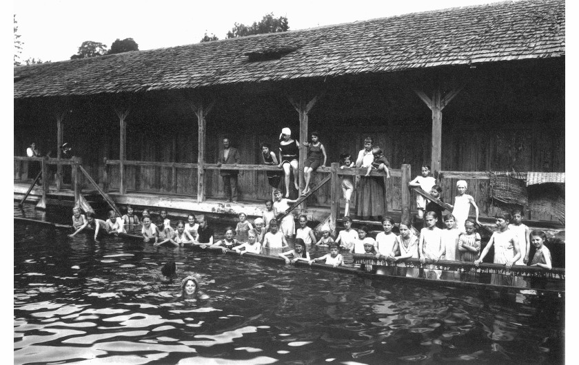 Kąpiel w publicznych stawach przy ul. Pełczyńskiej we Lwowie, 1930-1939 – NAC.