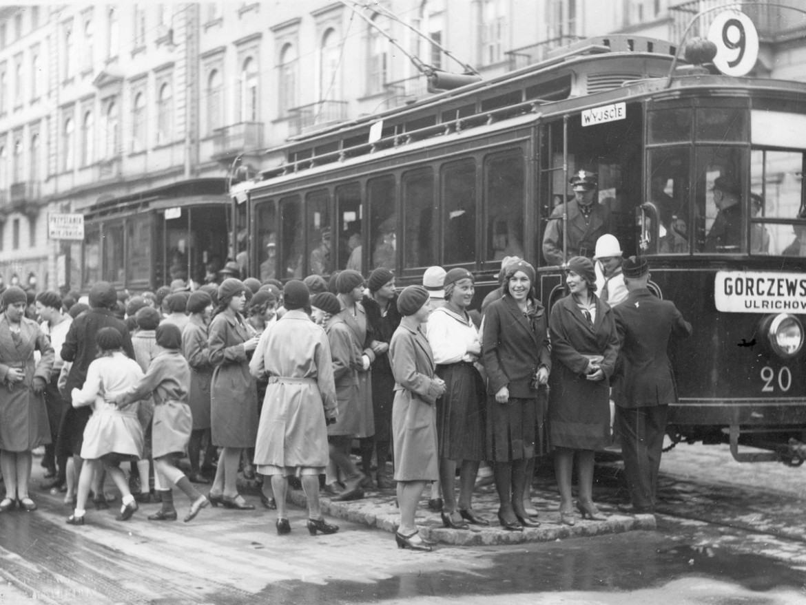 Początek roku szkolnego. Uczennice na przystanku tramwajowym, 1931 rok