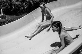 I am Waldviertel, Carla Kogelman | Alena i Lea bawią się na odkrytym basenie. Waidhofen an der Thaya, lipiec, 2016