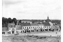 Gródek Jagielloński. Panorama rynku z widocznymi witrynami sklepów i furmankami zaprzężonymi w konie. W tle cerkiew greckokatolicka pw. Zwiastowania Najświętszej Maryi Panny, 1934 – NAC.