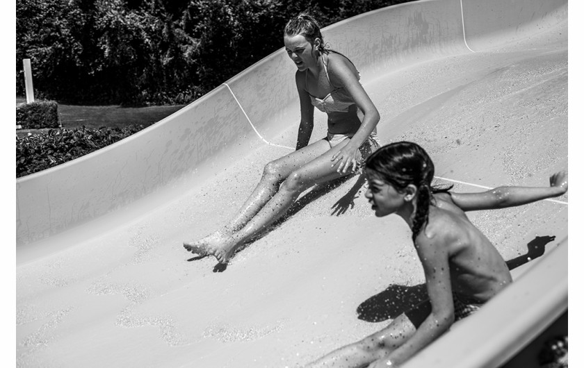 I am Waldviertel, Carla Kogelman | Alena i Lea bawią się na odkrytym basenie. Waidhofen an der Thaya, lipiec, 2016