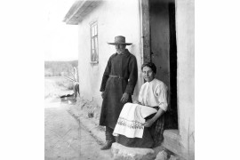 Mieszkańcy wsi na Wołyniu przed swoją chatą, 1934 rok