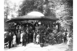 Zdrojowisko Truskawiec. Grupa kuracjuszy przed źródłem „Naftusia”, 1934 – NAC.