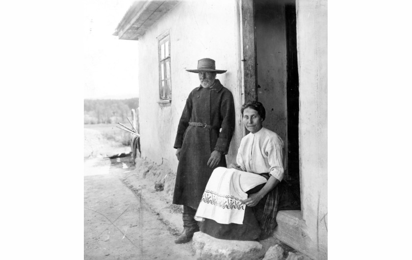 Mieszkańcy wsi na Wołyniu przed swoją chatą, 1934 rok