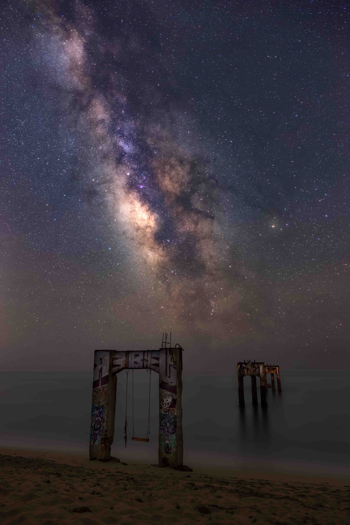 fot. Marcin Zając, "The Remnants", finalista kategorii Scyscapes / Insight Investment Astronomy Photographer of the Year 2019