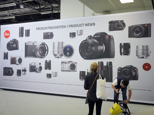 Aby zmieścić wszystkie premiery, Leica musiała wydrukować potężny baner