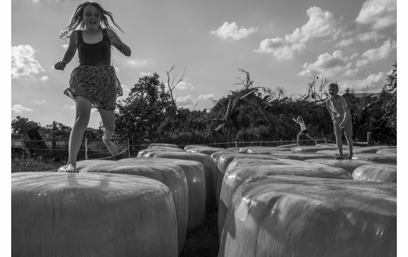 © Carla Kogelman, Ich Bin Waldviertel - I miejsce w kategorii LONG-TERM PROJECTS / Hannah i Alena to dwie siostry mieszkające w małej wiosce Merkenbrechts w Waldviertel, odizolowanym regionie wiejskim w Austrii między Wiedniem a Czechami. Projekt dokumentuje letnie dni, i czas gdy dziewczyny wspólnie dorastają.