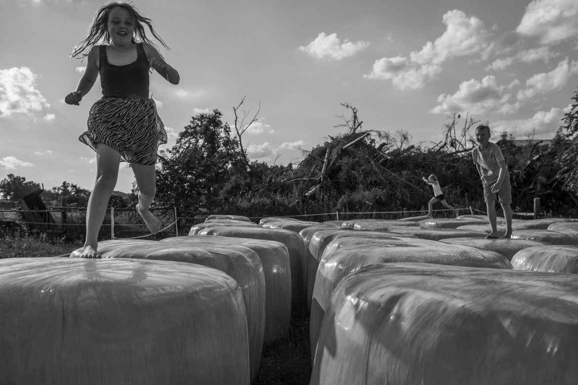 © Carla Kogelman, "Ich Bin Waldviertel" - I miejsce w kategorii LONG-TERM PROJECTS / Hannah i Alena to dwie siostry mieszkające w małej wiosce Merkenbrechts w Waldviertel, odizolowanym regionie wiejskim w Austrii między Wiedniem a Czechami. Projekt dokumentuje letnie dni, i czas gdy dziewczyny wspólnie dorastają.