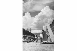Plaża nad Dniestrem w Zaleszczykach. Widoczni opalający się kuracjusze. W tle ściana jaru Dniestru, 1921-1929 – NAC.
