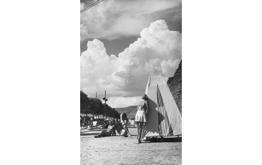 Plaża nad Dniestrem w Zaleszczykach. Widoczni opalający się kuracjusze. W tle ściana jaru Dniestru, 1921-1929 – NAC.