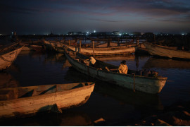 fot. Felipe Dena i Renata brito, "Adrift", Associated Press, najlepszy projekt multimedialny z regionu Afryki / World Press Photo 2024<br></br><br></br>W maju 2021 r. u wybrzeży karaibskiej wyspy Tobago znaleziono łódź z Mauretanii pełną martwych mężczyzn. Kim byli ci ludzie i dlaczego znaleźli się po drugiej stronie Oceanu Atlantyckiego? Dwóch dziennikarzy odkrywa historię migrantów z Afryki Zachodniej, którzy decydują się dotrzeć do Europy poprzez coraz bardziej popularny, ale zdradliwy szlak atlantycki. Wielu z nich nigdy nie dociera na miejsce, a ich łodzie dryfują w niebezpiecznych prądach, które sprowadzają je na Karaiby. Zbierając dowody kryminalistyczne  z pomocą sieci źródeł na trzech kontynentach, reporterzy zidentyfikowali jednego z mężczyzn jako Alassane Sow, przynosząc kres niepewności jego rodzinie w Mali. 