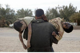 Atta Kenare, Islamska Republika Iranu, Agence France-Presse, "Ojciec przenosi swoich dwóch synów po trzęsieniu ziemi", Bam, 27 grudnia 2003