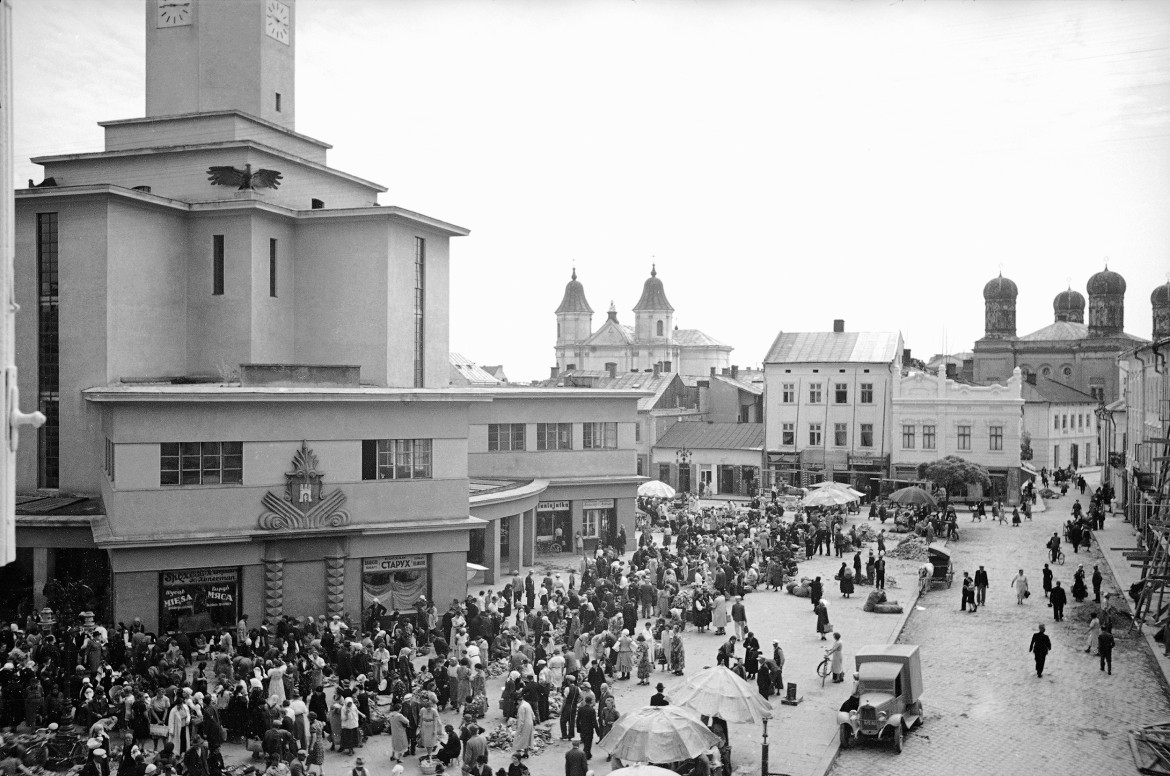 Stanisławów. Rynek z ratuszem, 1938. Fot. Henryk Poddębski – NAC.