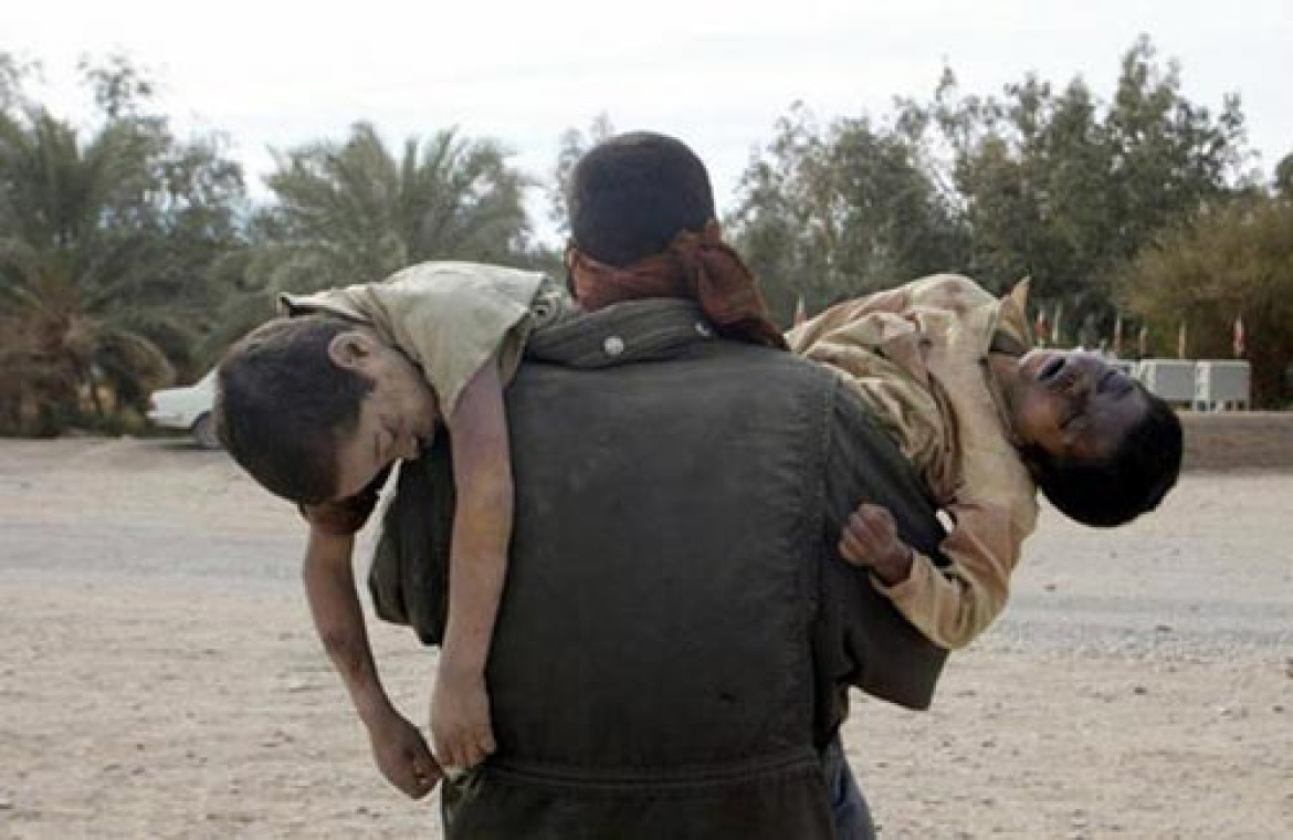 Atta Kenare, Islamska Republika Iranu, Agence France-Presse, "Ojciec przenosi swoich dwóch synów po trzęsieniu ziemi", Bam, 27 grudnia 2003