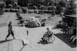 Kategoria: Zdjęcia pojedyncze - Życie codzienne. Autor: Szymon Górski, Agencja PressFocus
Mieszkanka domu pomocy społecznej na wózku inwalidzkim rozgrywa mecz badmintona z terapeutką.