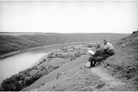 Nad Dniestrem w okolicy zamku w Rakowcu. Widoczny m.in. Mieczysław Orłowicz, 1938. Fot. Henryk Poddębski – NAC.