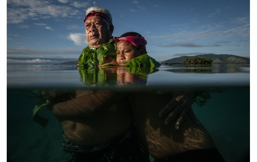 fot. Eddie Jim, Sydney Morning Herald, najlepsze zdjęcia pojedyncze w regionie Azji Południowo-wschodniej i Oceanii / World Press Photo 2024Lokalny przywódca Lotomau Fiafia (72) stoi ze swoim wnukiem Johnem w miejscu, w którym znajdowała się linia brzegowa, gdy był chłopcem. Zatoka Salia, wyspa Kioa, Fidżi, 8 sierpnia 2023 r. 
