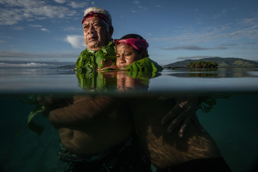 fot. Eddie Jim, Sydney Morning Herald, najlepsze zdjęcia pojedyncze w regionie Azji Południowo-wschodniej i Oceanii / World Press Photo 2024Lokalny przywódca Lotomau Fiafia (72) stoi ze swoim wnukiem Johnem w miejscu, w którym znajdowała się linia brzegowa, gdy był chłopcem. Zatoka Salia, wyspa Kioa, Fidżi, 8 sierpnia 2023 r. 
