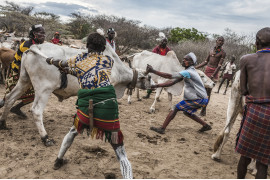 © Fausto Podavini, "Omo Change" - II miejsce w kategorii LONG-TERM PROJECTS / Region Doliny Omo w Etiopii to niezwykle delikatne środowisko naturalne, w którym mieszka około 200 000 ludzi wielu różnych grup etnicznych. Obszar ten szybko się zmienia w wyniku budowy zapory Gibe III, która ma poważne skutki środowiskowe i społeczno-gospodarcze w regionie. 
