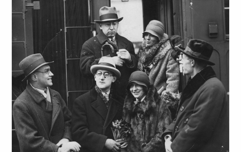 Wyjazd polskich literatów do Pragi. Widoczni między innymi: Jarosław Iwaszkiewicz, Jan Lechoń, Antoni Słonimski, Maria Morska-Knaster i Kazimierz Wierzyński, 1928 rok