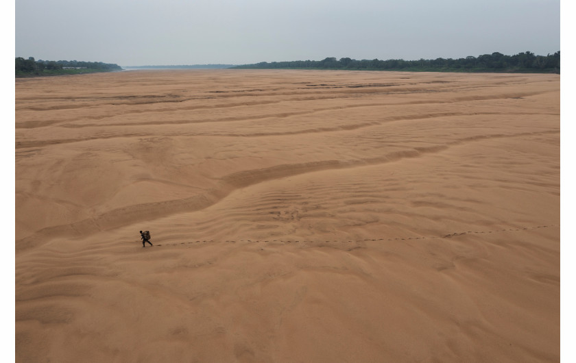 fot. Lalo de Almeida, Folha de Sao Paulo, najlepsze zdjęcie pojedyczne w regionie Ameryki Południowej / World Press Photo 2024W 2023 r. Amazonia doświadczyła najbardziej intensywnej suszy odkąd prowadzone są rejestry pogodowe. Na zdjęciu rybak spacerujący po wyschniętym korycie odnogi Amazonki, w pobliżu rdzennej społeczności Porto Praia. Tefé, Amazonas, Brazylia, 13 października 2023 r.

