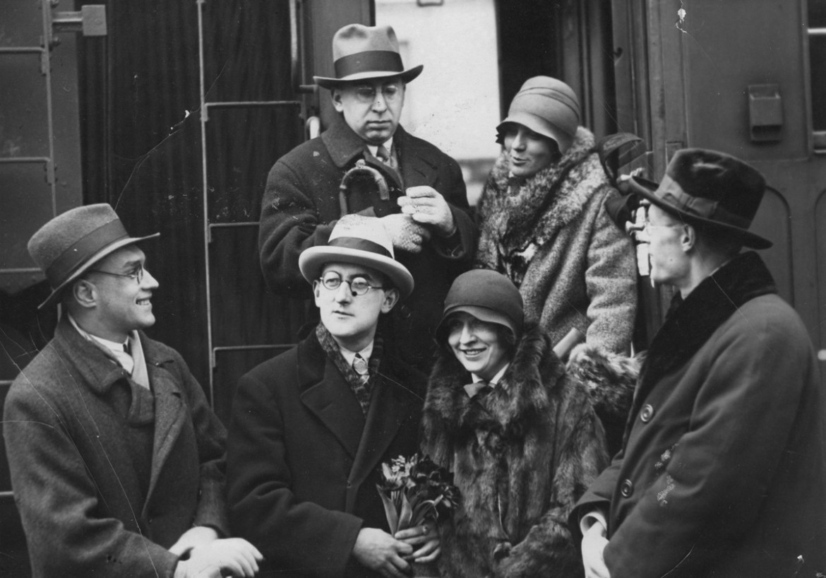 Wyjazd polskich literatów do Pragi. Widoczni między innymi: Jarosław Iwaszkiewicz, Jan Lechoń, Antoni Słonimski, Maria Morska-Knaster i Kazimierz Wierzyński, 1928 rok