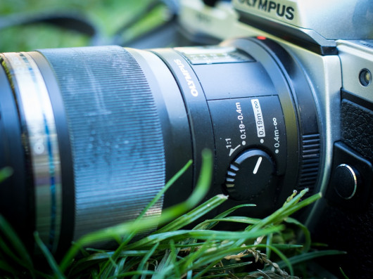 Olympus M.ZUIKO DIGITAL ED 60mm 1:2.8 - pokrętło umożliwiające wybór odległości ogniskowania