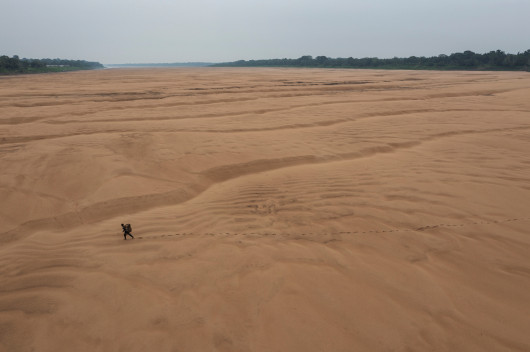 fot. Lalo de Almeida, Folha de Sao Paulo, najlepsze zdjęcie pojedyczne w regionie Ameryki Południowej / World Press Photo 2024W 2023 r. Amazonia doświadczyła najbardziej intensywnej suszy odkąd prowadzone są rejestry pogodowe. Na zdjęciu rybak spacerujący po wyschniętym korycie odnogi Amazonki, w pobliżu rdzennej społeczności Porto Praia. Tefé, Amazonas, Brazylia, 13 października 2023 r.


