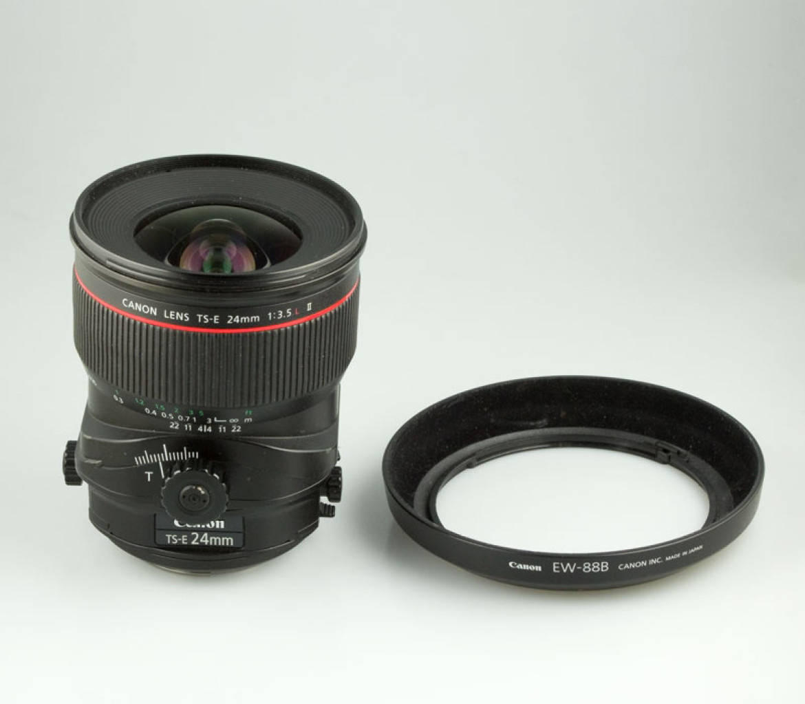 Canon TS-E 24mm f/3,5L II z osłoną przeciwsłoneczną