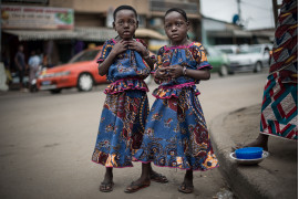fot. Anush Babajanyan, z cyklu "The Twins of Koumassi", 2. miejsce w kategorii Portret, SWPA 2018

W wielu krajach zachodniej Afryki wierzy się, że bliźniaki posiadają mistyczne moce. Będąc w potrzebie, ludzie często zwracają się do nich z darami w prośbie o błogosławieństwo. W Abidjan, bliźniaki gromadzą się w okolicy meczetu Koumassi Grande, gdzie wierzący mogą ich odwiedzić po swoich modlitwach.