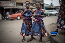 fot. Anush Babajanyan, z cyklu "The Twins of Koumassi", 2. miejsce w kategorii Portret, SWPA 2018

W wielu krajach zachodniej Afryki wierzy się, że bliźniaki posiadają mistyczne moce. Będąc w potrzebie, ludzie często zwracają się do nich z darami w prośbie o błogosławieństwo. W Abidjan, bliźniaki gromadzą się w okolicy meczetu Koumassi Grande, gdzie wierzący mogą ich odwiedzić po swoich modlitwach.