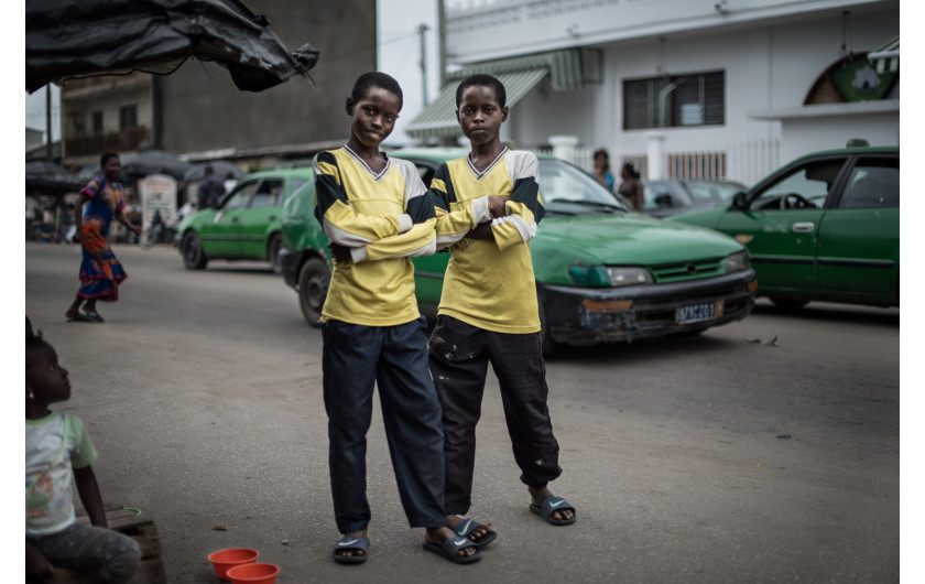 fot. Anush Babajanyan, z cyklu The Twins of Koumassi, 2. miejsce w kategorii Portret, SWPA 2018

W wielu krajach zachodniej Afryki wierzy się, że bliźniaki posiadają mistyczne moce. Będąc w potrzebie, ludzie często zwracają się do nich z darami w prośbie o błogosławieństwo. W Abidjan, bliźniaki gromadzą się w okolicy meczetu Koumassi Grande, gdzie wierzący mogą ich odwiedzić po swoich modlitwach.