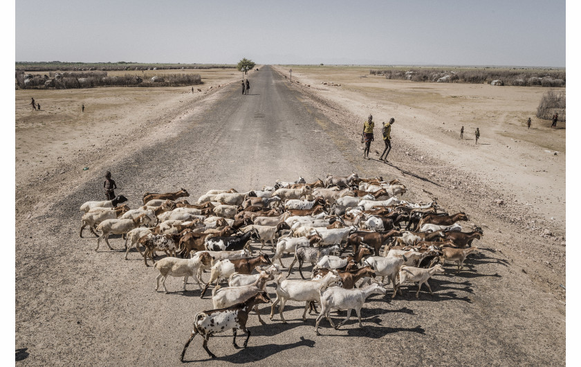 © Fausto Podavini, Omo Change - II miejsce w kategorii LONG-TERM PROJECTS / Region Doliny Omo w Etiopii to niezwykle delikatne środowisko naturalne, w którym mieszka około 200 000 ludzi wielu różnych grup etnicznych. Obszar ten szybko się zmienia w wyniku budowy zapory Gibe III, która ma poważne skutki środowiskowe i społeczno-gospodarcze w regionie. 