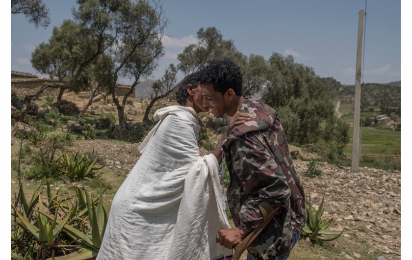 fot Vincent Haiges, Real 21, najlepsze zdjęcie pojedyczne w regionie Afryki / World Press Photo 2024  Kibrom Berhane (24) wita swoją matkę po raz pierwszy od czasu wstąpienia do Sił Obronnych Tigray dwa lata wcześniej. Saesie Tsada, Etiopia, 21 września 2023 r.