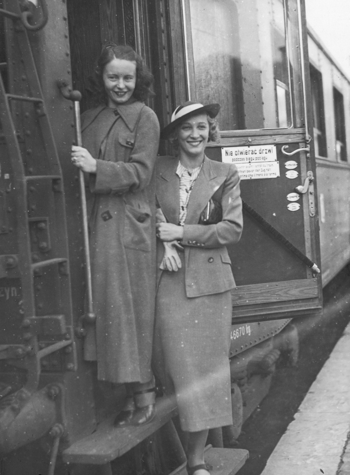 Tancerki Olga Sławska i Ziuta Buczyńska na stopniach pociągu przed wyjazdem na olimpiadę taneczną w Berlinie, 1936 rok
