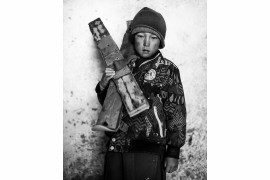 fot. Andrew Quilty, z cyklu "High Water", 3. miejsce w kategorii Portret, SWPA 2018

Cykl dokumentuje afgańskich chłopców z wioski Aub Bala (High Water), których pasją jest narciarstwo. Na zdjęciach pozują z własnoręcznie zrobionymi drewnianymi nartami.