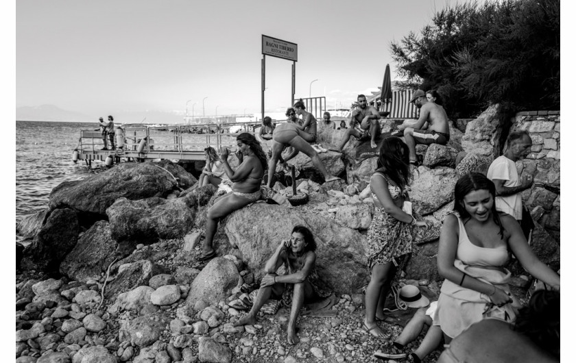 Kategoria: Zdjęcia pojedyncze - Ludzie. Autor: Wojciech Robakowski, Robakowski Studio
Turyści na włoskiej wyspie Capri latem 2020 roku.